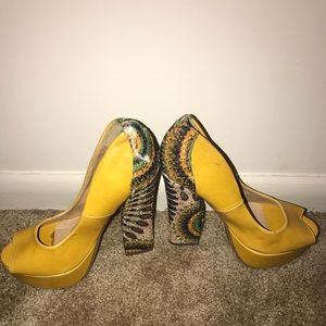 Yellow platform pumps